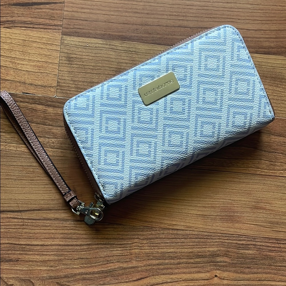 Liz Claiborne White and Gray Patterned Wristlet